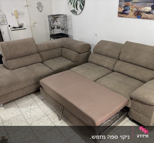 ספות חומות בסלון עם ריפוד נשלף